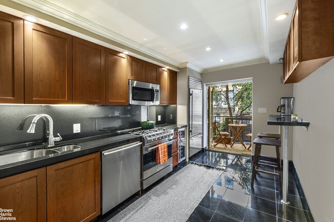 Building Photo - 105 W 78th St