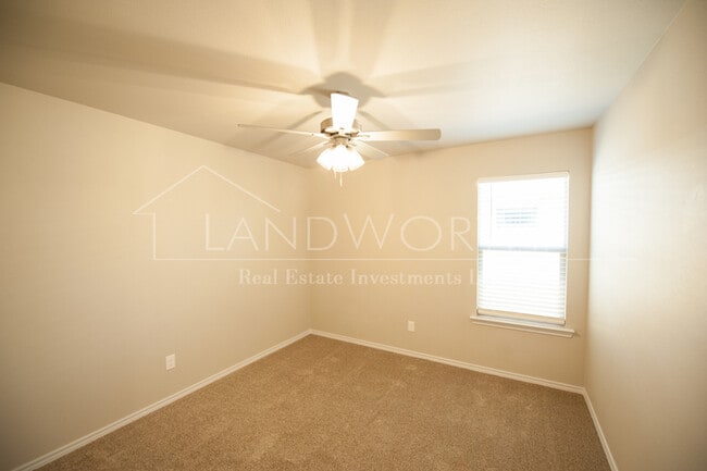 Building Photo - 3/2/2 Townhome near high school