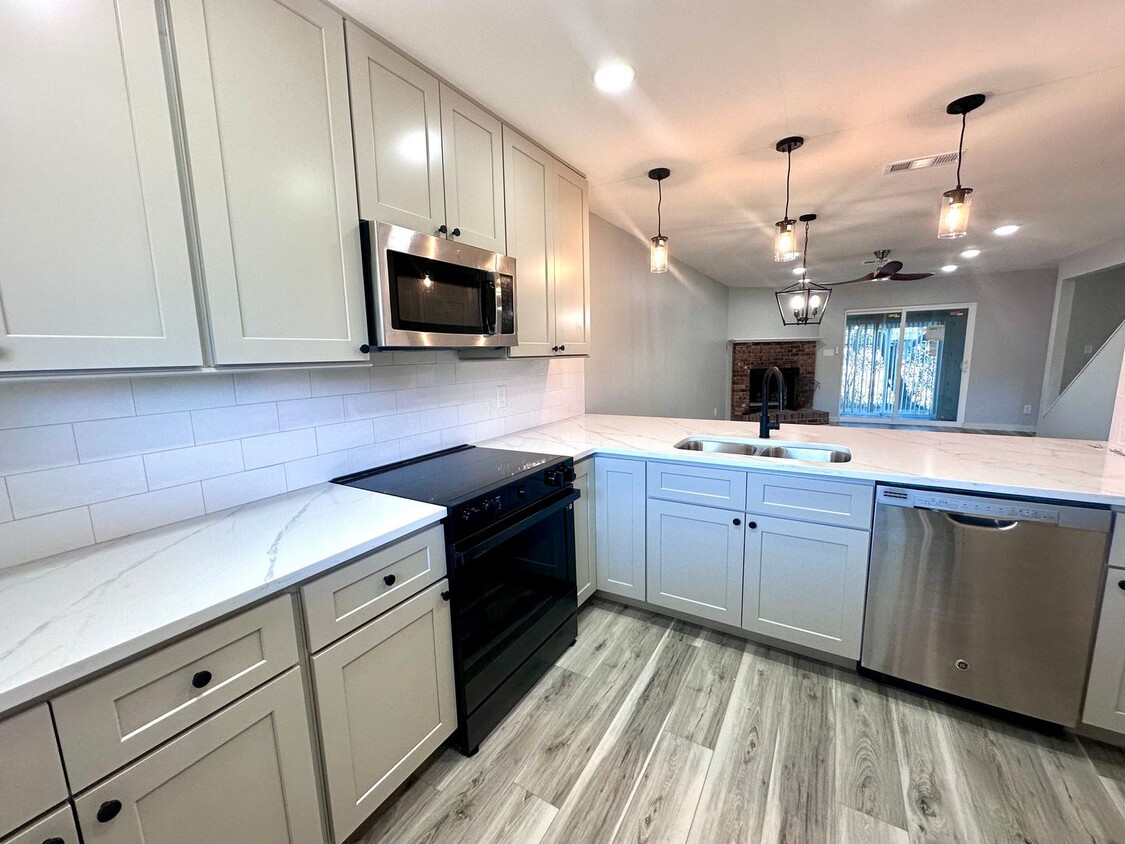 Foto principal - Beautifully Renovated 2B/2.5B Townhome wit...