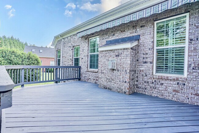 Building Photo - 100 Little Pond Dr