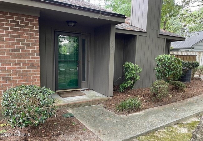 Building Photo - 904 Persimmon Pl