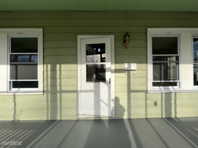 Building Photo - 4 br, 2 bath House - 8 Main St
