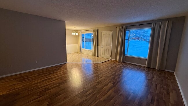 Foto del edificio - 3 Bedroom Ranch House w/Large 2 Car Garage and Fenced Yard!