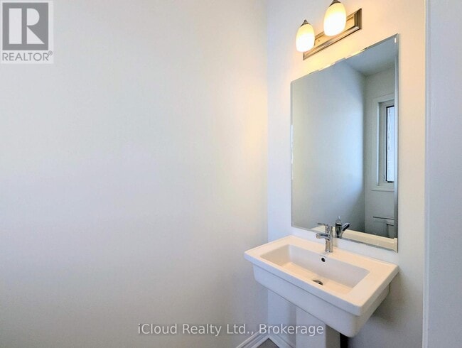 Photo du bâtiment - 1340 Hearns Pl