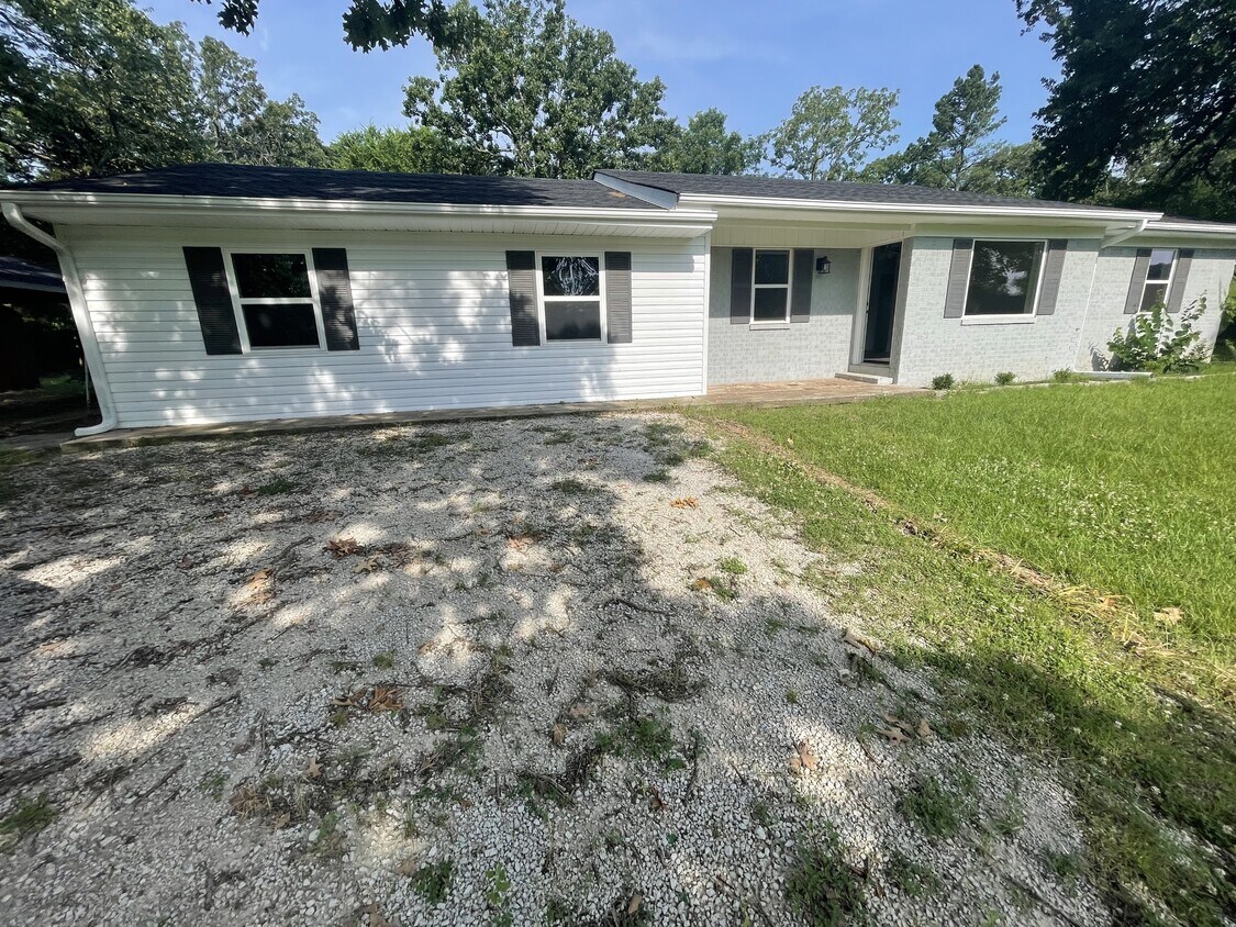 Primary Photo - 202 Briarwood
