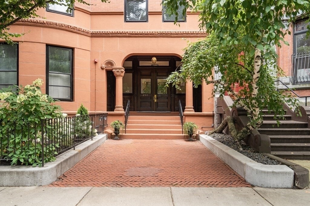 Primary Photo - 290 Commonwealth Ave