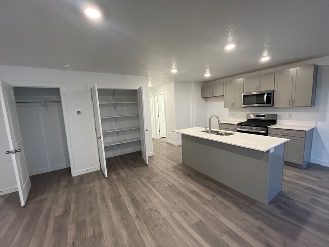Building Photo - Modern Four Bed Home