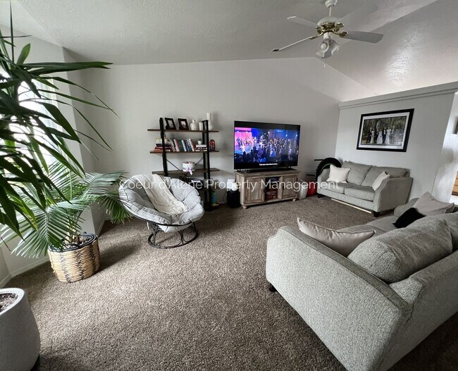 Foto del edificio - 3 bed, 2 bath house in fantastic location!