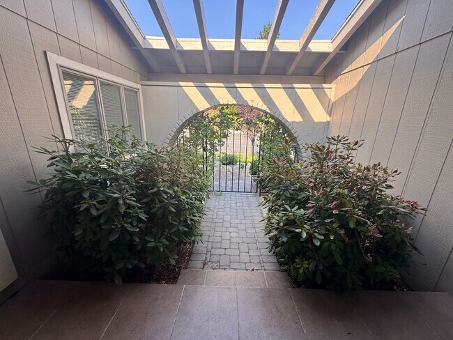 Foto del edificio - 4860 Lakeside Dr