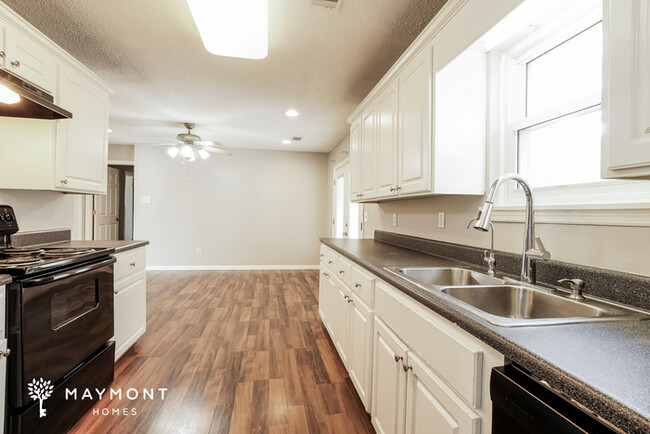 Foto del edificio - All Brick 4 Bedroom