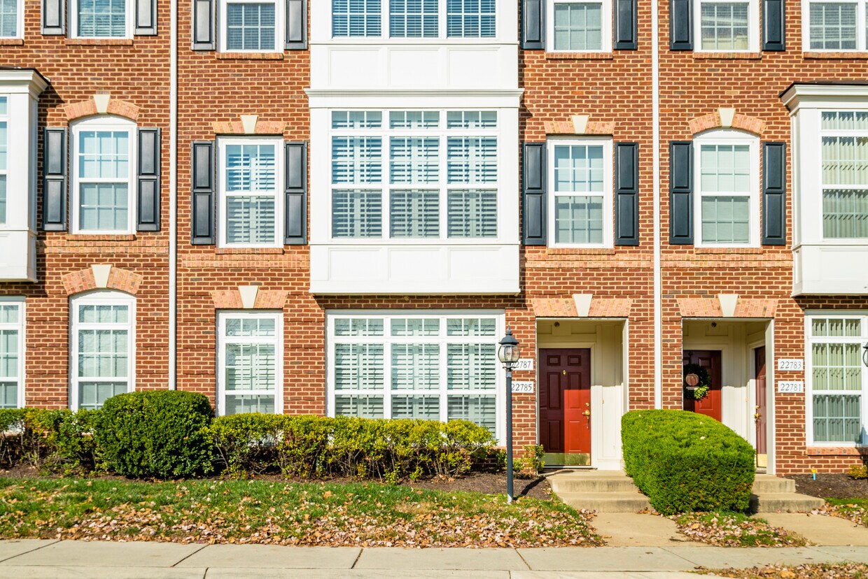 Front of building - 22785 Settlers Trail Terrace