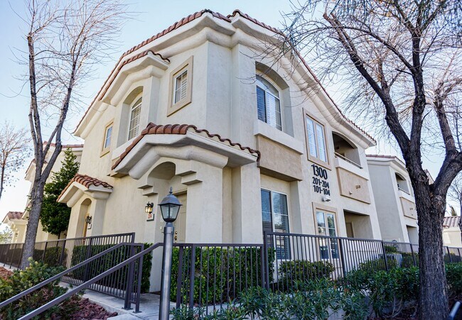 Building Photo - Downstairs condo located in Summerlin
