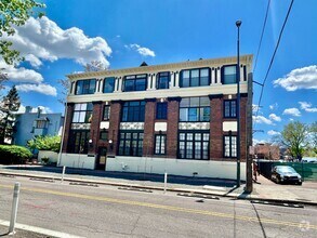 Building Photo - 726 E 16th Ave