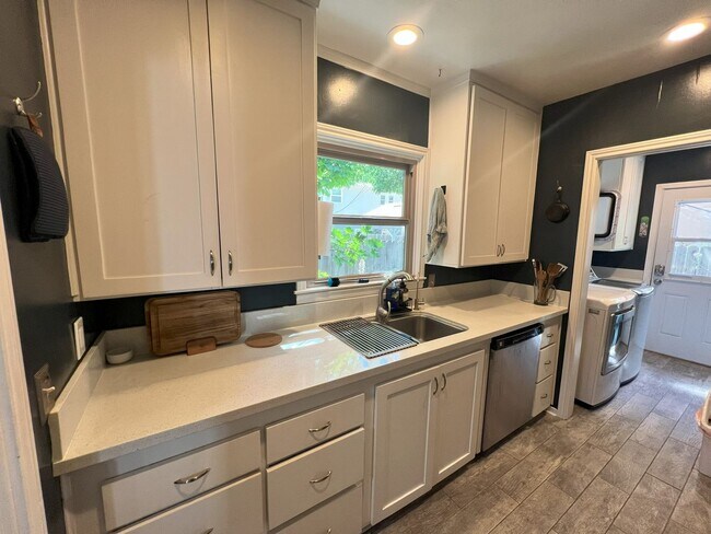 Foto del edificio - Modern Two-Story Single-Family Home in Land Park, Sacramento