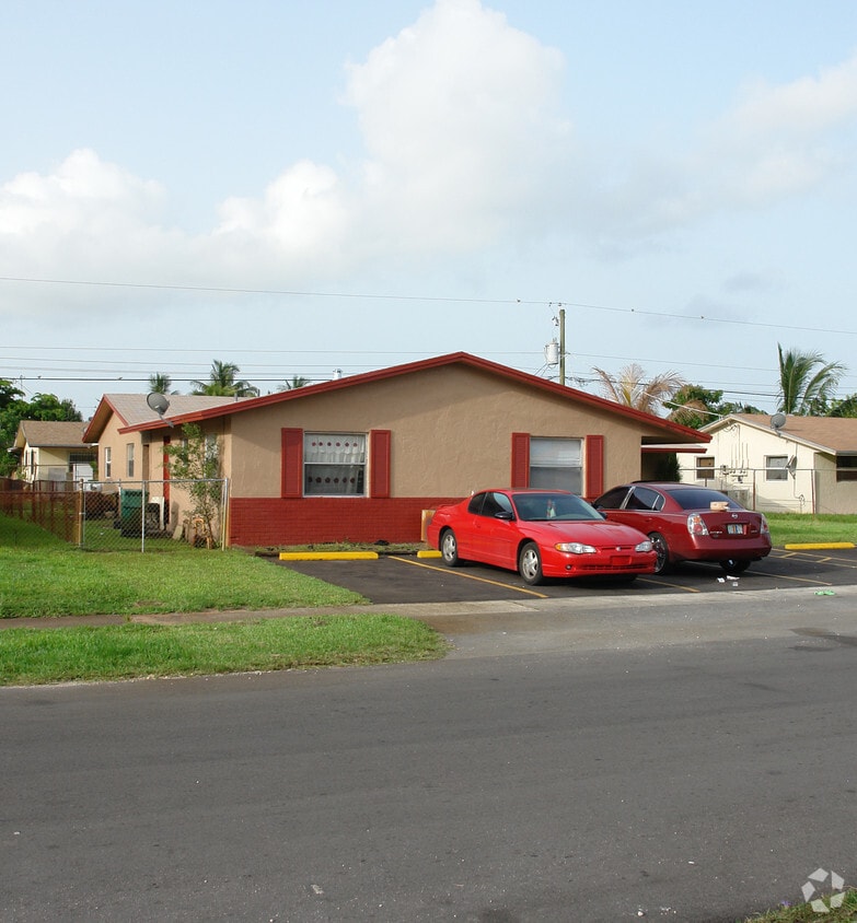 Building Photo - 5870 NW 19th Ct