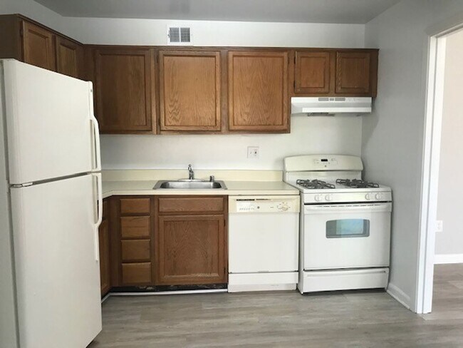 Building Photo - Come Home to This Conveniently Located 2 B...