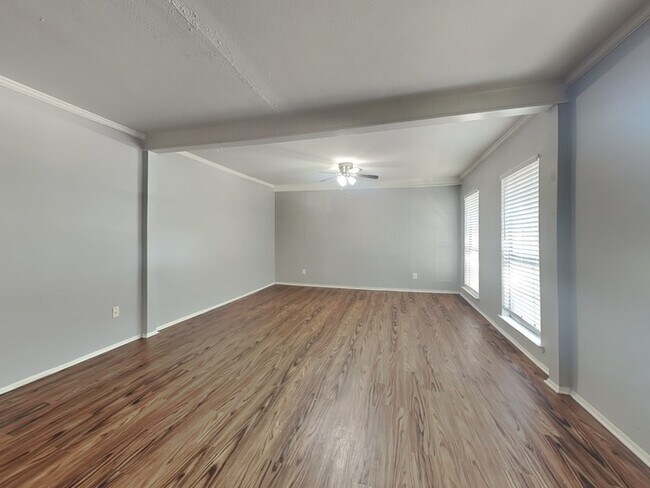 Building Photo - Amazing 3bd 2bth Garland Home!