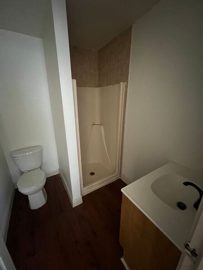 Building Photo - One Bedroom Home Downtown