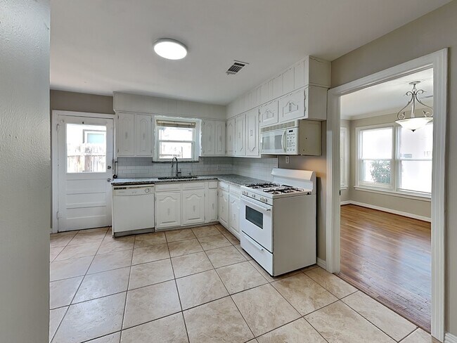 Foto del edificio - 4919 Birchman Ave