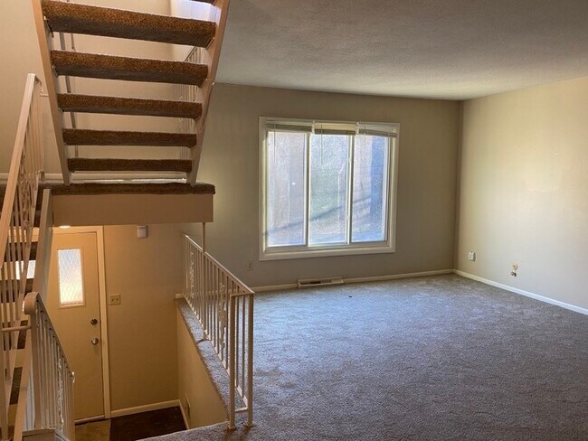 Building Photo - 2094 Highwood Ave E