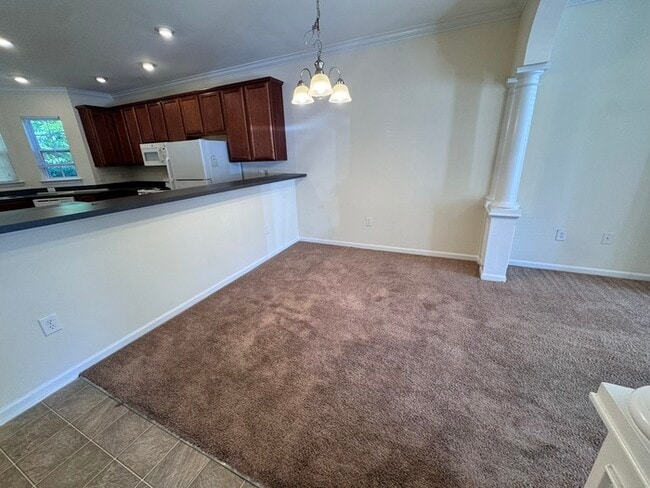 Building Photo - 2 Bed 2 Bath SPACIOUS Town Home! LOCATION ...