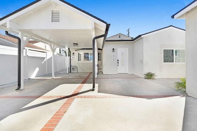 Building Photo - Secluded 3/2 in the heart of Sylmar