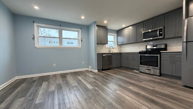 Building Photo - 12611 Biscayne Dr