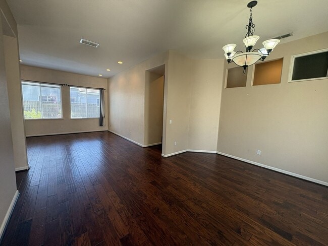 Building Photo - 5637 Lilyview Way