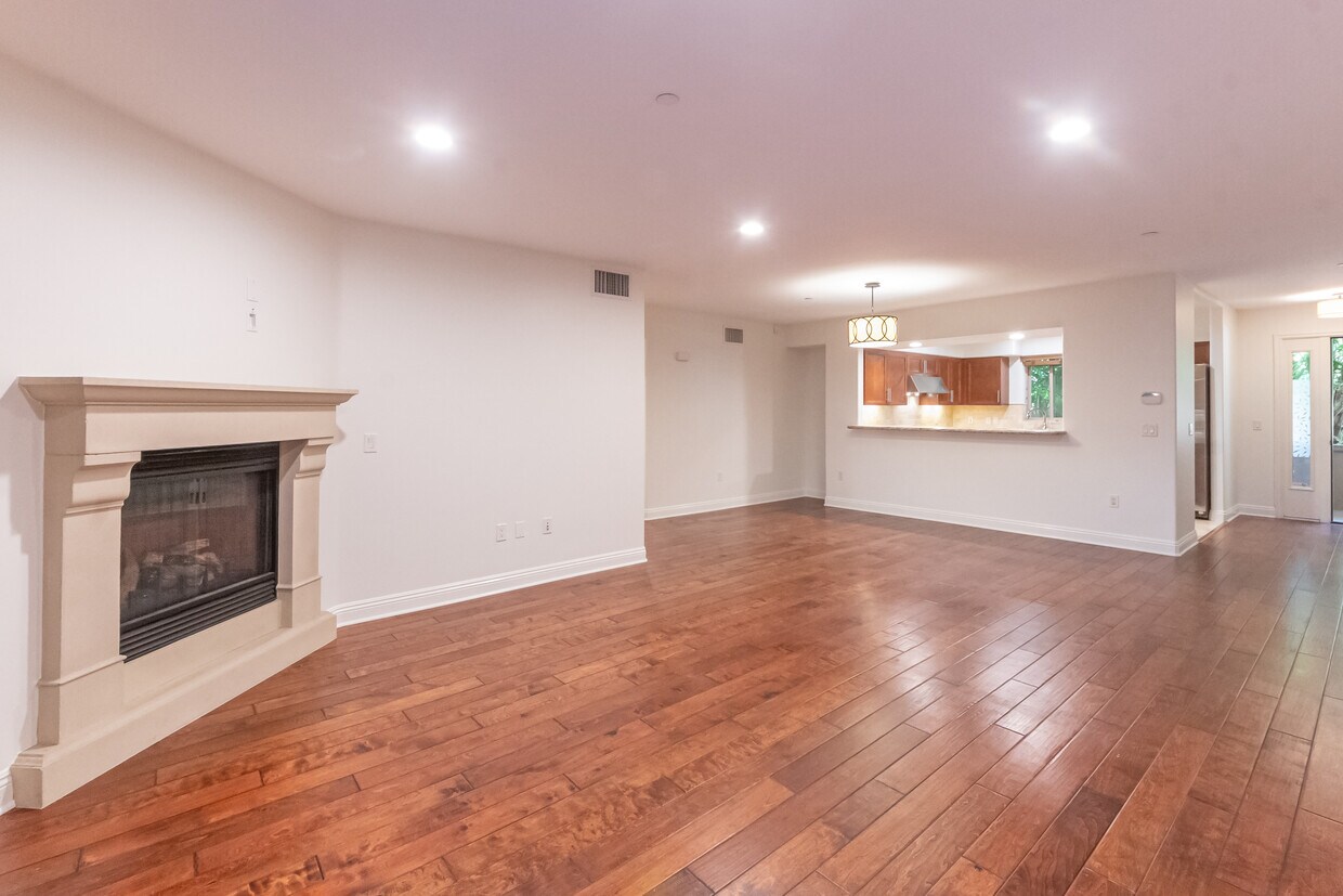 Foto principal - 8238 W Manchester Ave
