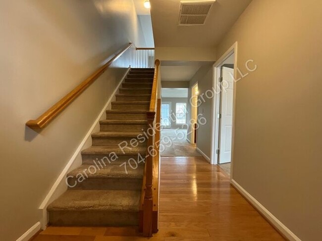 Building Photo - 15626 King Louis Ct