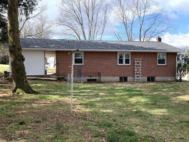 Foto del edificio - NEW RENT REDUCTION! Charming 3-Bedroom, 1-...