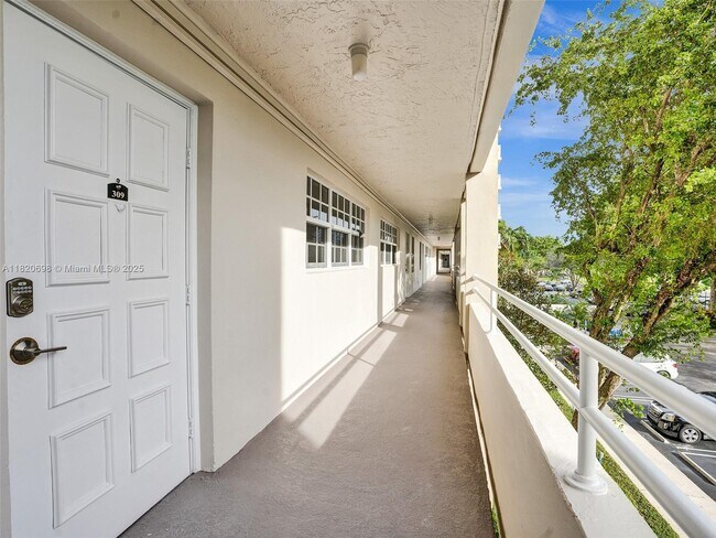 Building Photo - 605 Oaks Dr