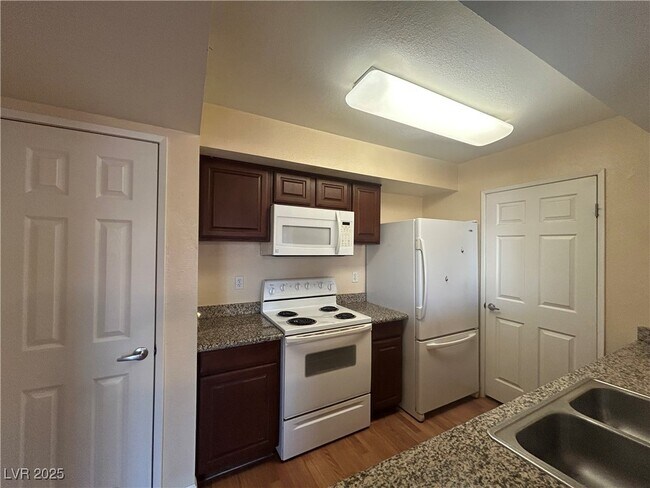 Foto del edificio - 6800 E Lake Mead Blvd