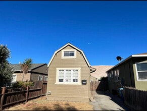 Building Photo - 372 6th Ave