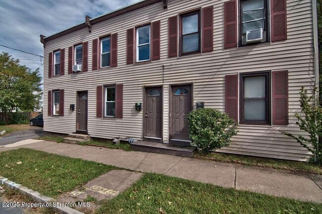 Foto del edificio - 18 Pine Rd