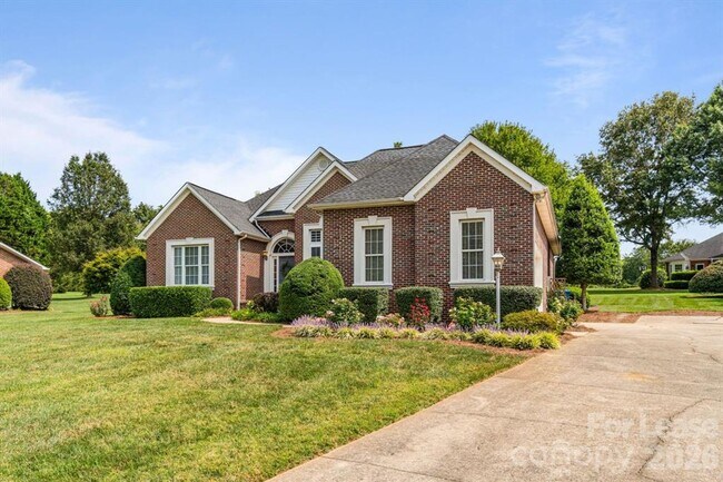 Foto del edificio - 4-Bedroom 2-Bath Home Nestled In The Popular Rock Barn Community!