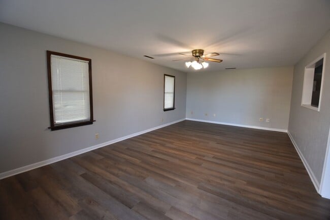 Building Photo - 2-3 bedroom Home in Greenfield with Garage.