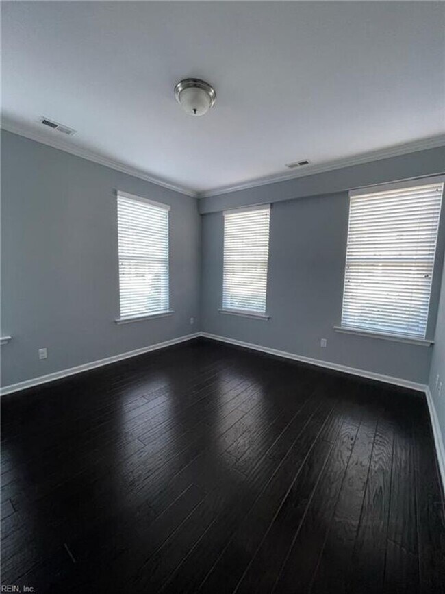 Building Photo - 3 BR 3.5 BA Townhouse