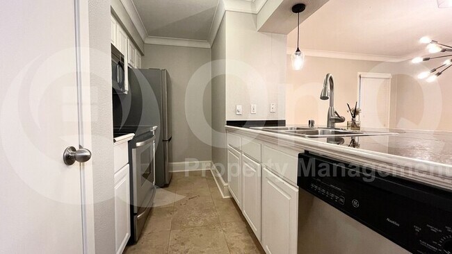 Foto del edificio - 5925 East University Boulevard