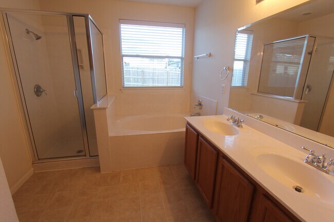 Master Bath - 6204 Griffith Loop