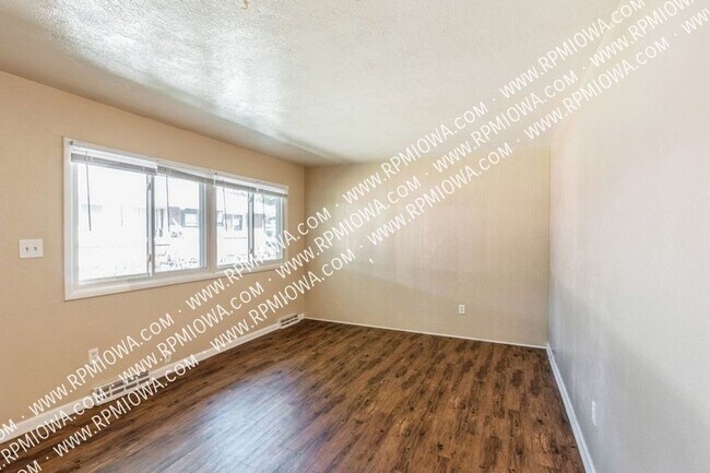 Building Photo - COZY 2 Bed, 1 bathroom Duplex nestled in t...