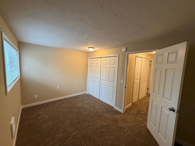 Foto del edificio - Sunnyside Duplex