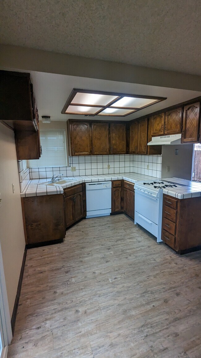 1120 S Edison St, Visalia, CA 93292 Townhome Rentals in Visalia CA