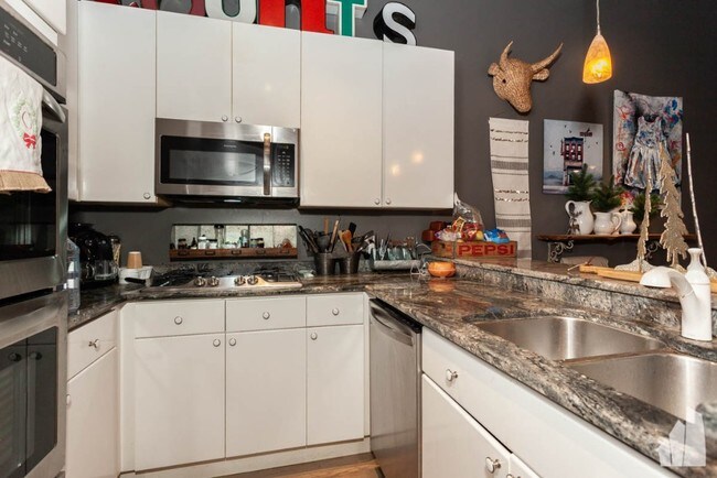 Building Photo - Wonderful West Loop Loft Available Jan 1st!