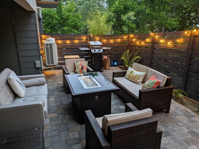 Building Photo - Modern & spacious 3bed/3bath with yard in ...