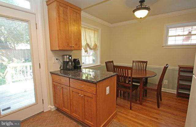 Building Photo - Classic Townhome with Hardwood Floors and Functional Layout