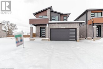 Building Photo - 40 Moon Cres