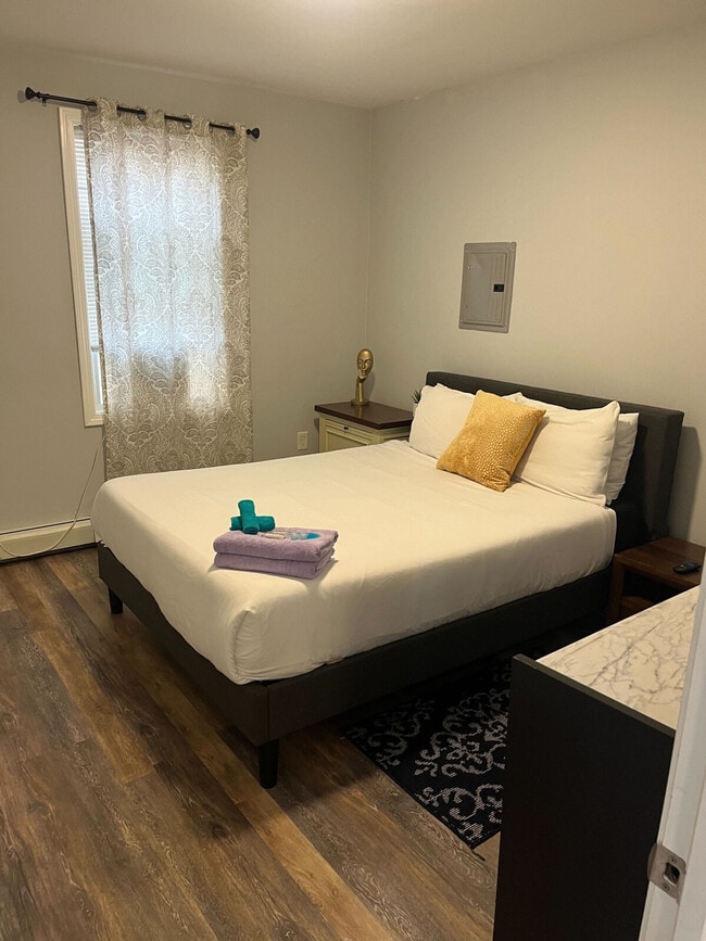 Building Photo - 378 Admiral St