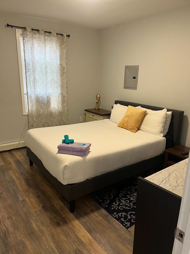 Building Photo - 378 Admiral St