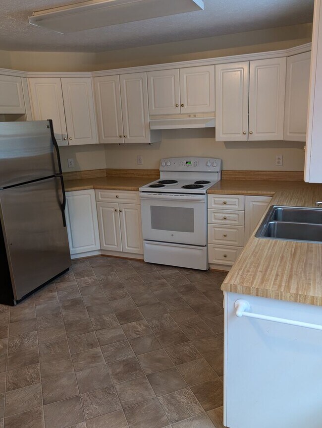 Building Photo - Spacious Home in Longhill Gate